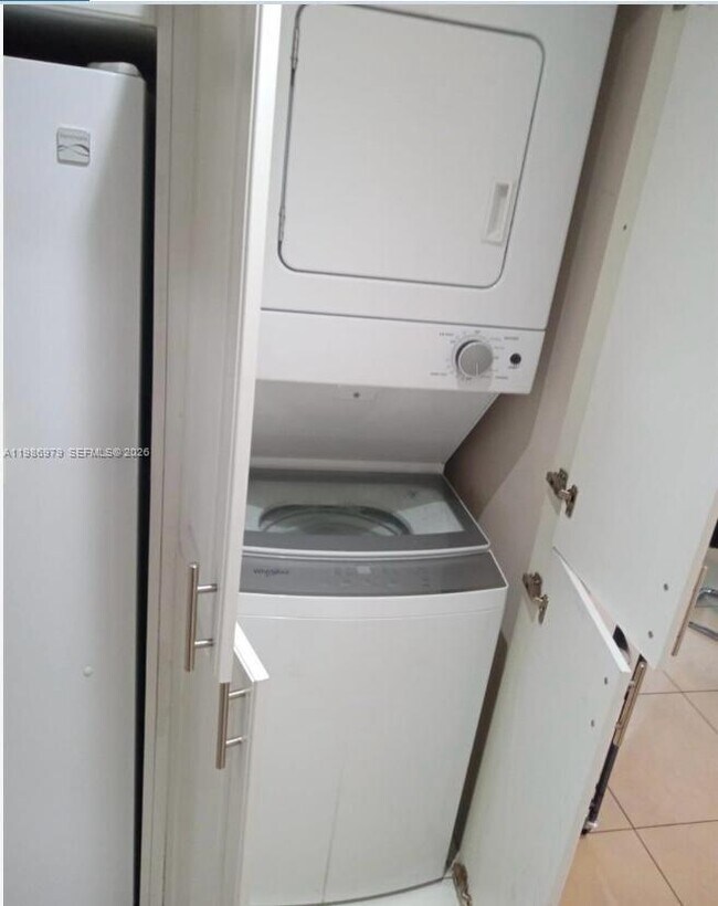 Building Photo - 8860 Fontainebleau Blvd