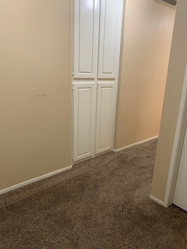 Building Photo - 4760 Thornbush Dr