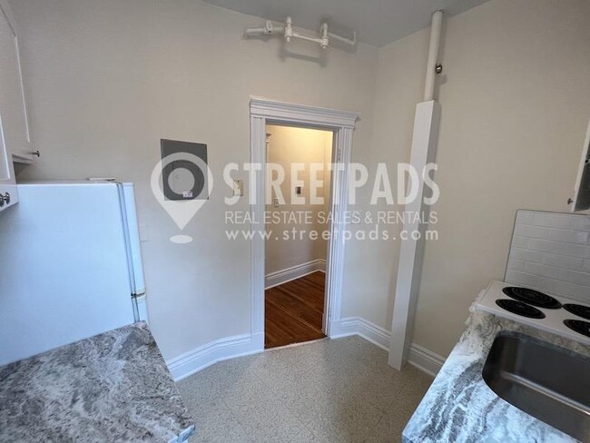 Building Photo - bedroom in Boston MA 02215