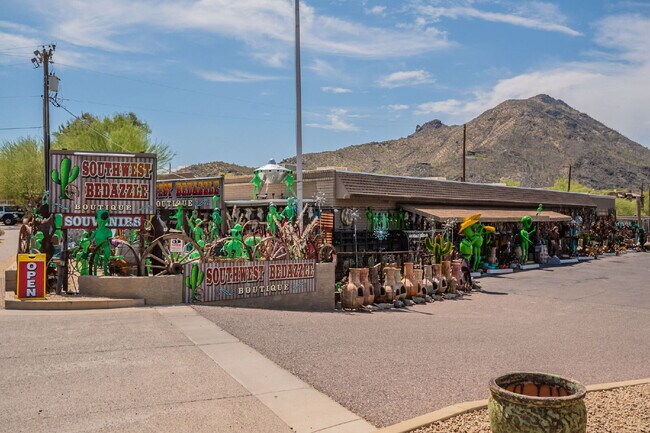 Building Photo - Downtown Cave Creek Patio Homes!