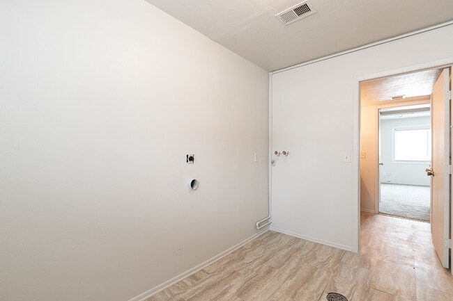 Building Photo - 6638 Cole Ct
