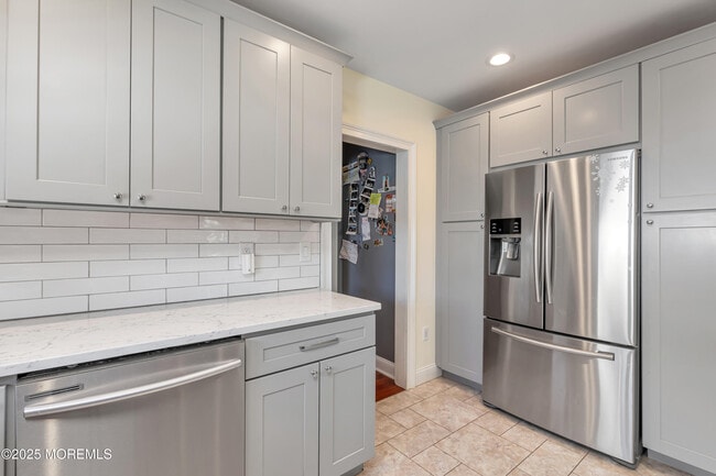 Building Photo - 384 Sairs Ave