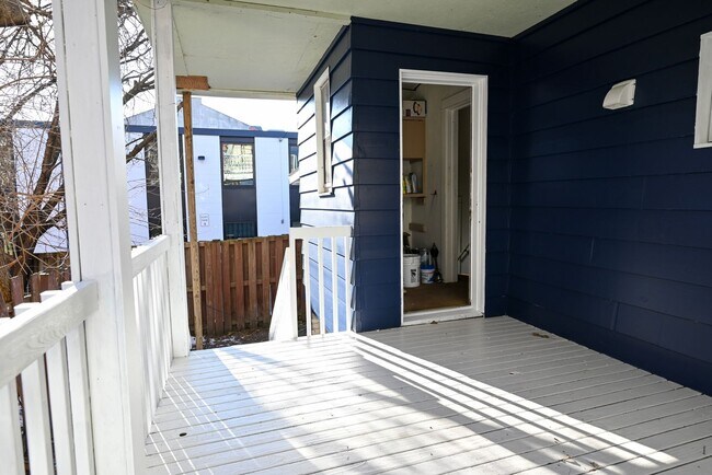 Building Photo - 405-407 W Main St - Duplex