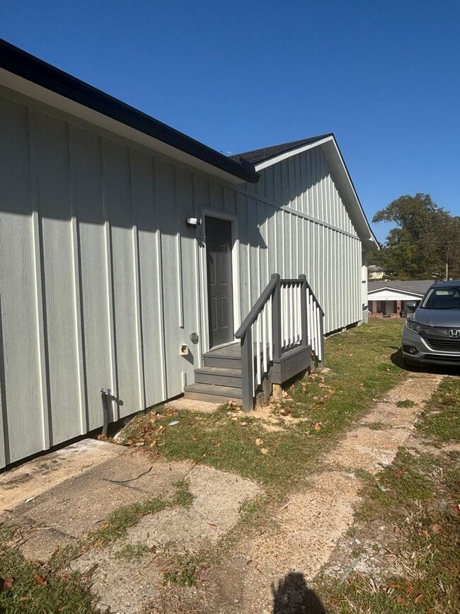 Building Photo - 5 bedrooms!! Remodeled top to bottom!