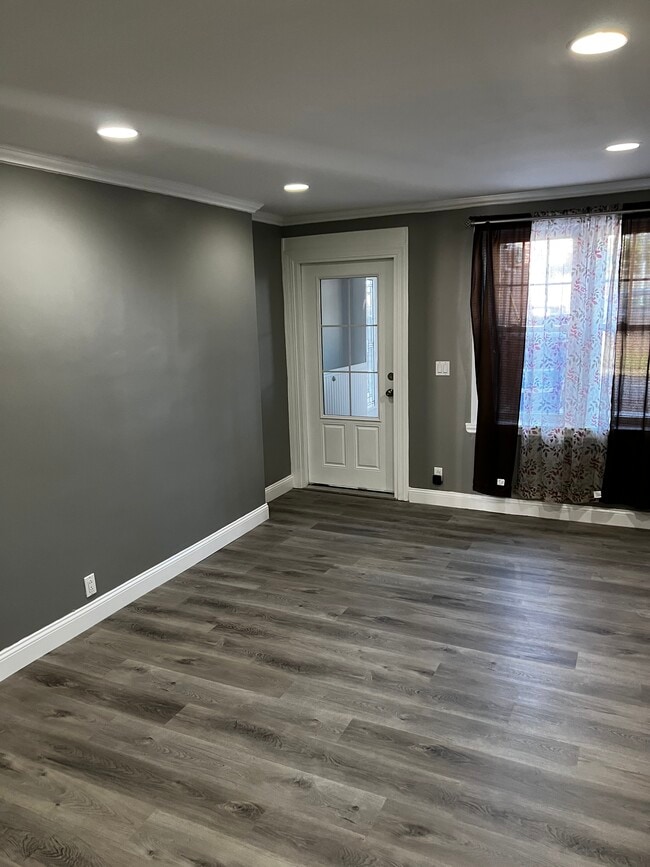 Building Photo - 8464 Little Neck Pkwy