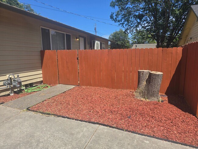 Building Photo - 2 bedroom 1 bath for Rent in Grants Pass