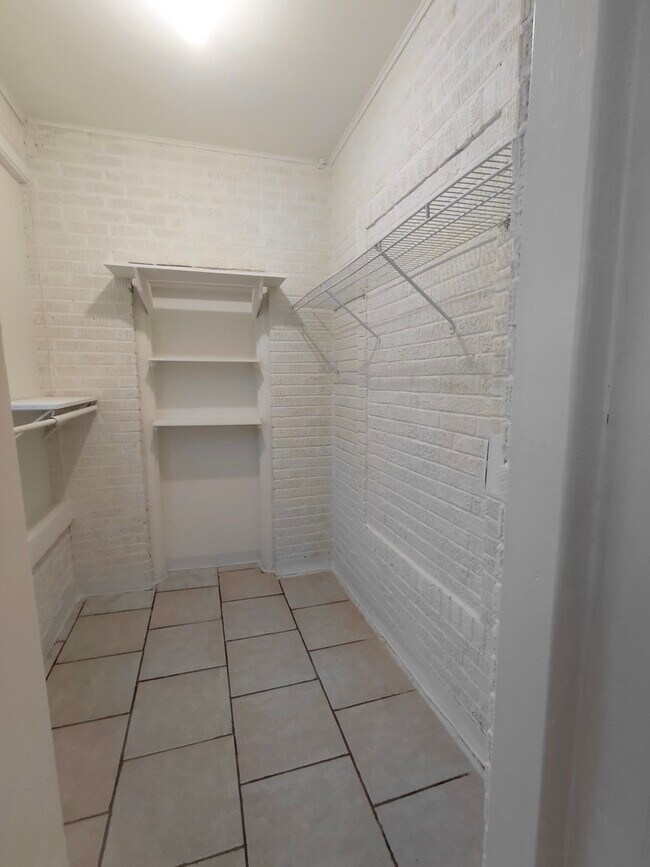 Building Photo - 1255 N Harding Ave