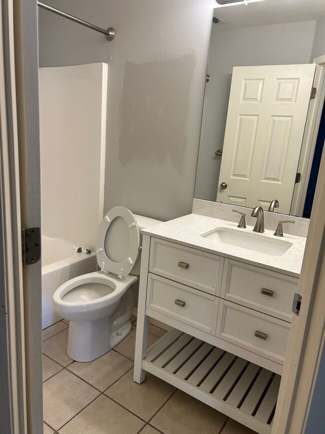 Building Photo - 904 E 5th St