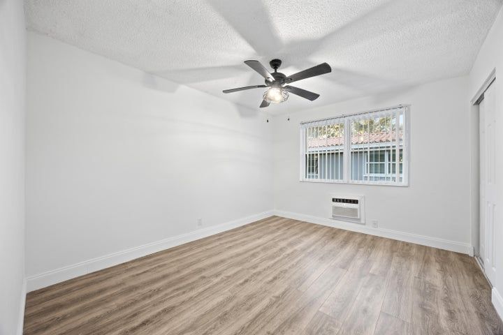 Building Photo - 1801 NE 56th St