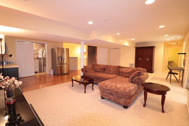 Building Photo - "COMING SOON" Spacious 4 + 2.5 SFH + Renov...