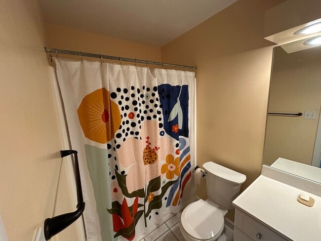 Building Photo - End Unit Townhouse for Rent