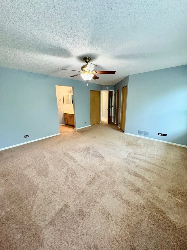 Building Photo - 319 Deer Glen Way