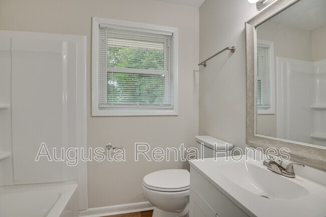 Building Photo - 1406 Ridgewood Dr