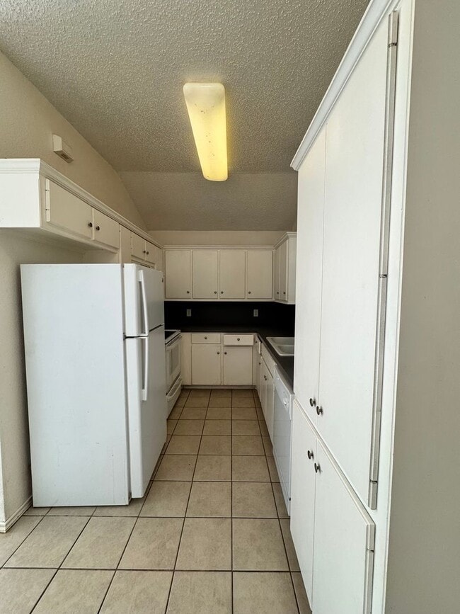 Building Photo - 4 Bedrooms at an Amazing Price! Remodeled 4 bedroom! Move In Special!
