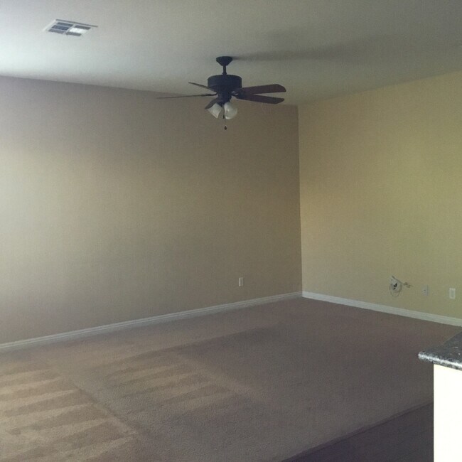 Building Photo - Northwest 4 Bedroom Beauty!!