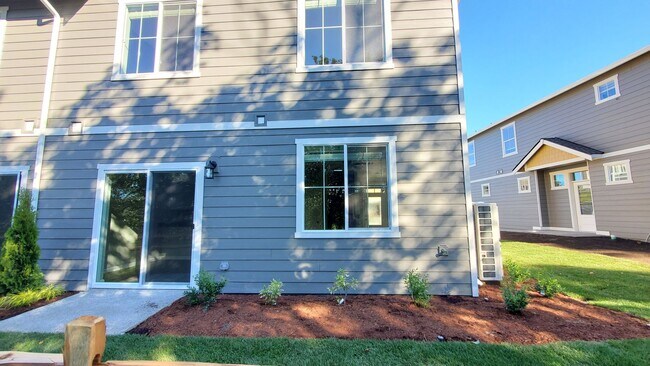Building Photo - Beautiful 3 bdrm plus FLEX room --House 1/2 Month rent Concession!!
