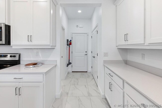 Building Photo - 14131 SW Thorens Dr