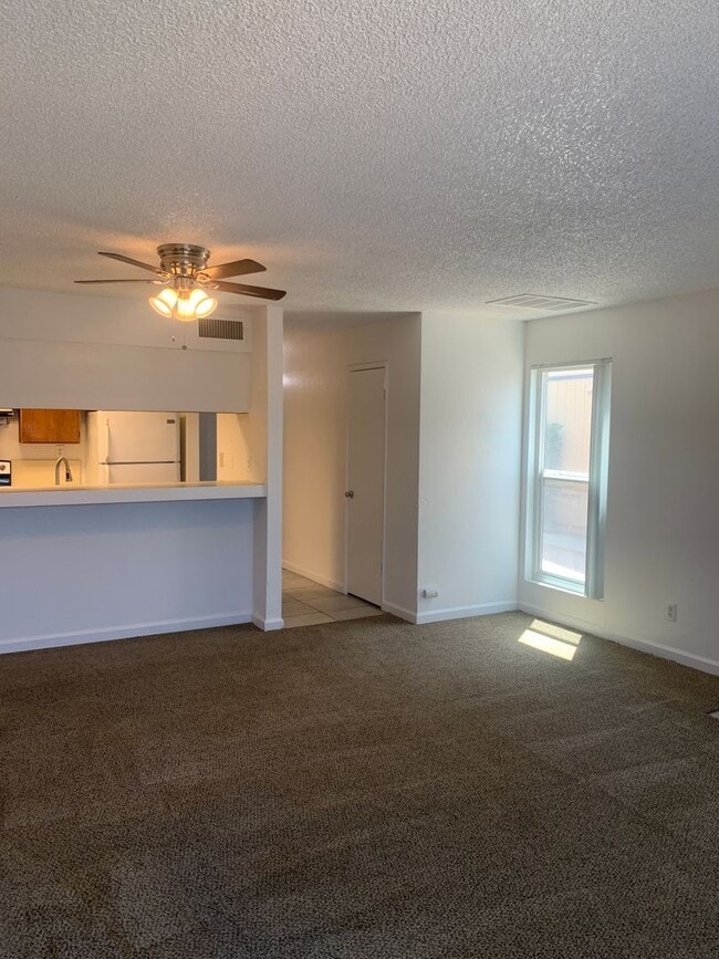 Building Photo - Lovey Townhome In Clovis!