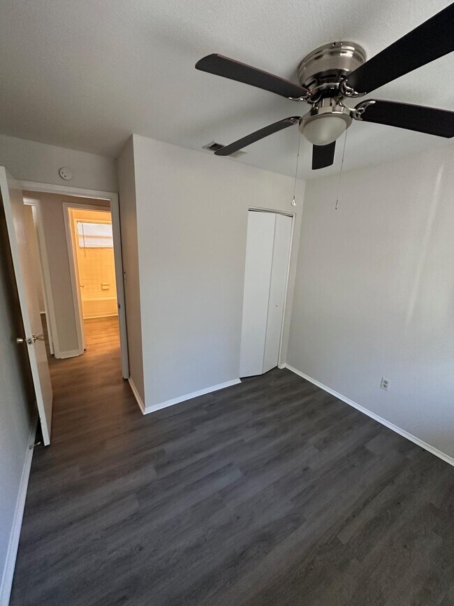 Building Photo - 3622 S Lakewood Dr
