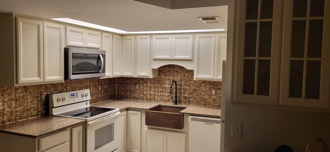 Building Photo - 2013 NE Collins Cir