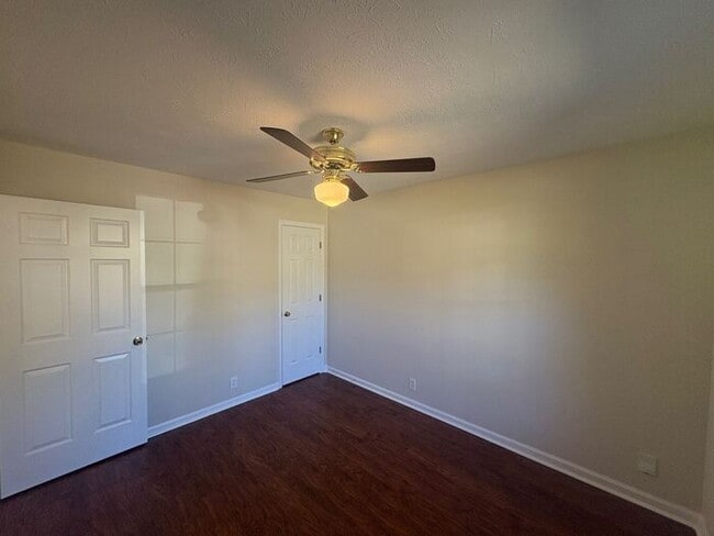 Building Photo - 3 Bed/2 Bath with Deck/Yard in quite neigh...