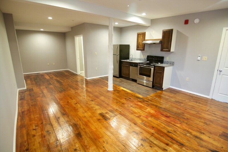 Building Photo - 1306 E 11th St