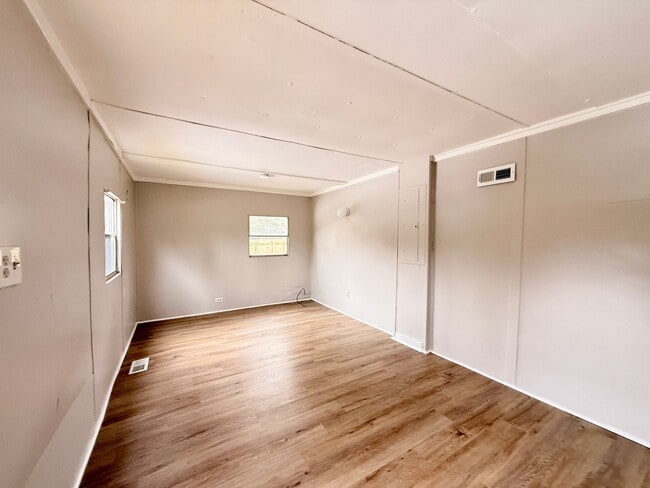 Building Photo - Updated 3 Bedroom House FOR RENT in Laurel Lakes $1550