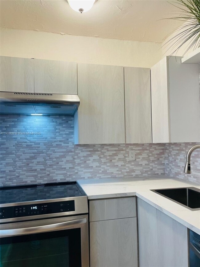 Building Photo - 2899 Collins Ave