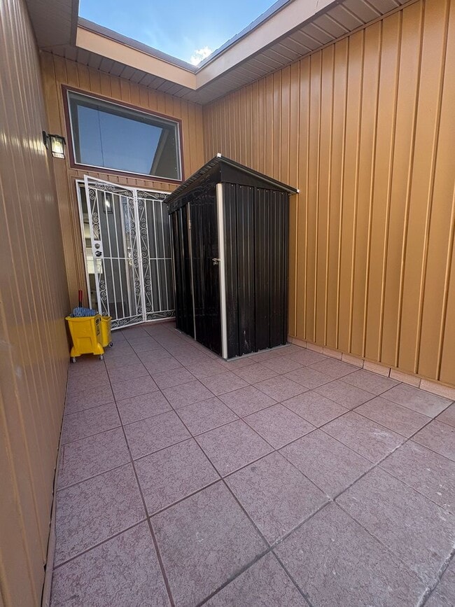 Building Photo - EASTSIDE DUPLEX FOR RENT