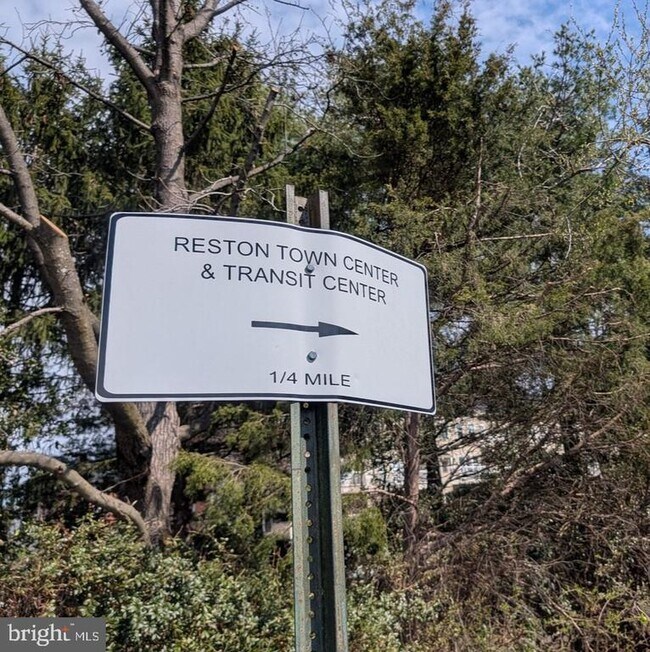 Building Photo - 1891 Crescent Park Dr