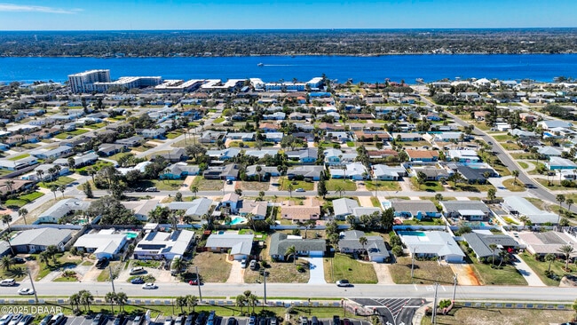 Building Photo - 3041 N Oleander Ave