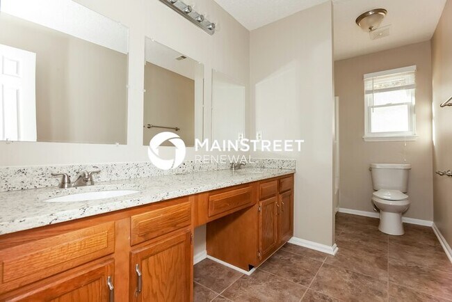 Building Photo - 4 Bedroom Pet-Friendly Home in Charlotte, NC with Main Street Renewal