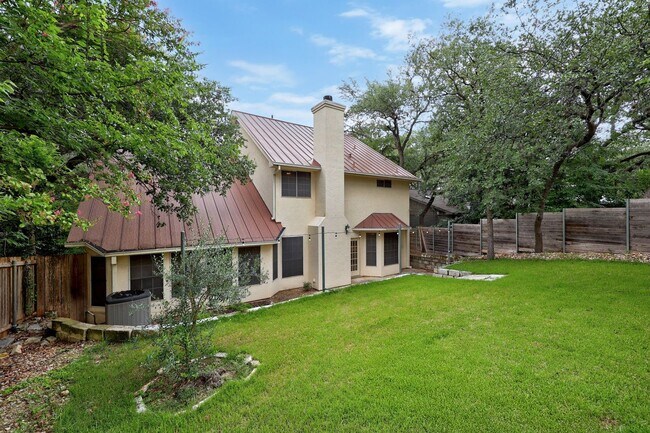 Building Photo - 7 Bed Home for August!