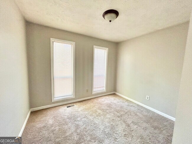Building Photo - 5995 Sutton Pl