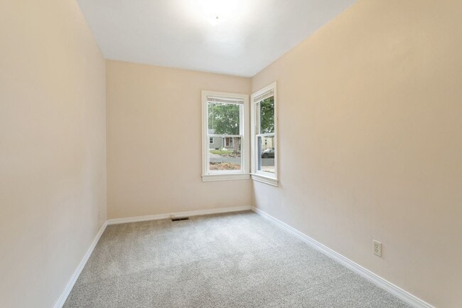 Building Photo - Centrally-Located Bungalow Available NOW!