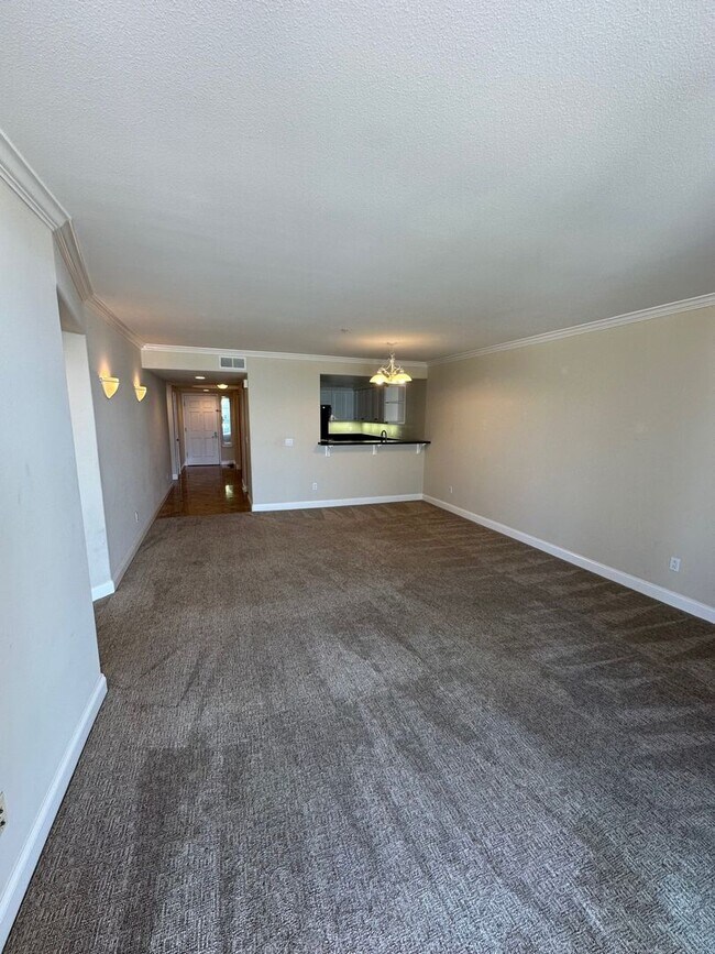 Building Photo - Beachfront Oasis - 3 bed 2 bath in Alamitos Beach with Parking