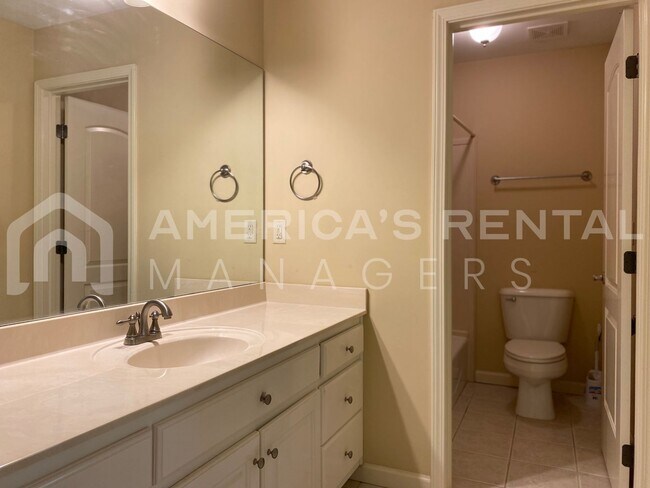 Building Photo - Private Estate Living on Over 3 Acres! Available to view NOW!