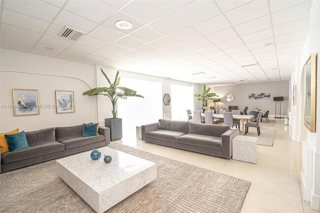 Building Photo - 3140 S Ocean Dr