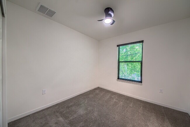Building Photo - OFFERING 50% OFF ONE-MONTH'S RENT...QUAINT RENTAL NEAR I-35