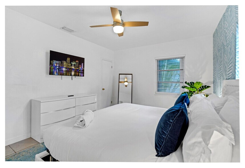 Building Photo - 425 NE 105th St