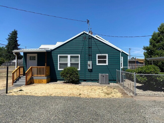 Building Photo - Gorgeous Fully Remodeled Three Bedroom Hom...