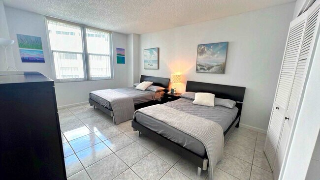 Building Photo - 3725 S Ocean Dr