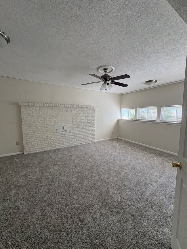 Building Photo - 4 Bedroom 2 Bath House