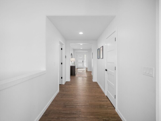 Building Photo - 4 bedroom Modern Home at Eagle Ridge Estates