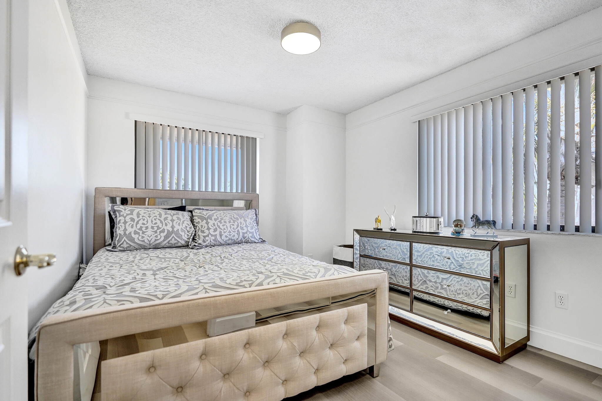 Building Photo - 270 Captains Walk