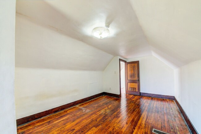 Building Photo - 86 Estella Ave