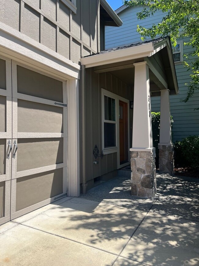 Building Photo - 3 Bedroom 2.5 Bath Townhouse