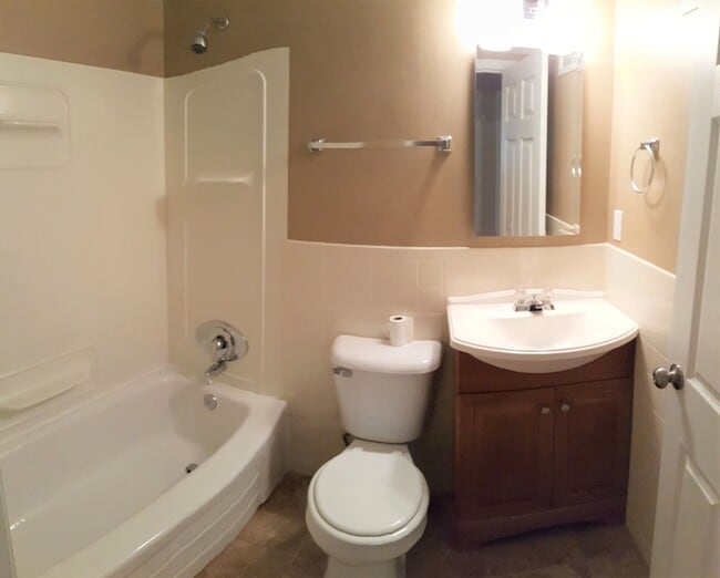 Building Photo - 784 Rojean Dr