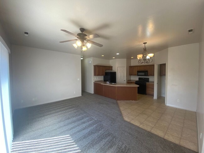 Building Photo - Shadow Mountain duplex