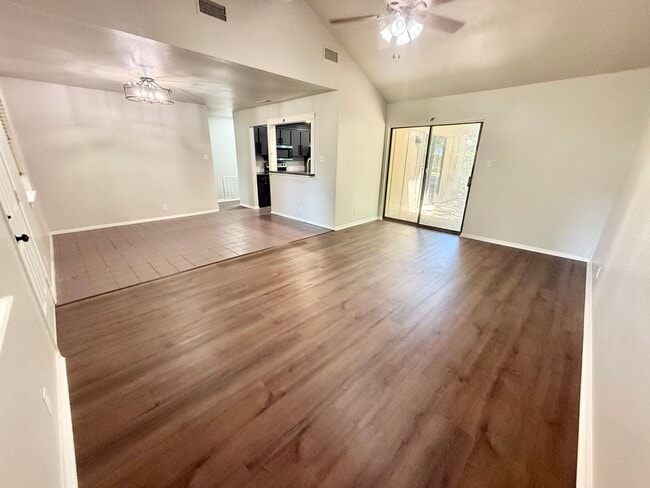 Building Photo - Newly renovated 2-bed/2-bath